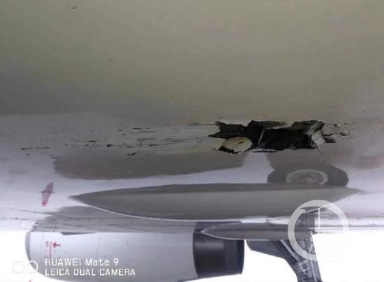 ▲飞机机腹出现两处损伤，其中一处贯穿机身，大小为45x5x贯穿（厘米）。图片来源/川观新闻