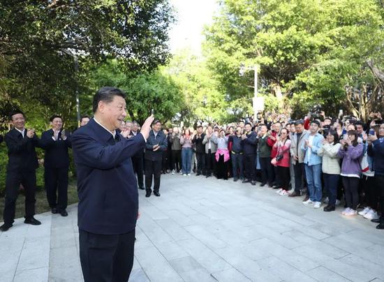 3月24日下午,习近平在福州福山郊野公园考察时,向市民们招手致意。新华社记者 鞠鹏 摄