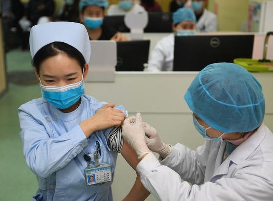 1月21日，在江苏省南京市玄武区玄武门社区卫生服务中心，江苏省肿瘤医院的护士在接种疫苗。新华社记者 季春鹏 摄