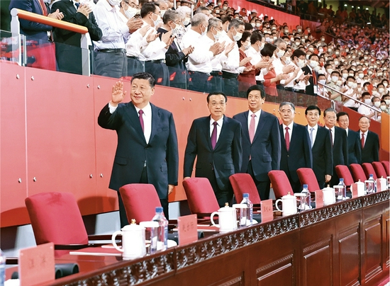 2021年6月28日晚,庆祝中国共产党成立100周年文艺演出《伟大征程》在国家体育场盛大举行。习近平、李克强、栗战书、汪洋、王沪宁、赵乐际、韩正、王岐山等党和国家领导人,同约2万名观众一起观看演出。 新华社记者 鞠鹏/摄