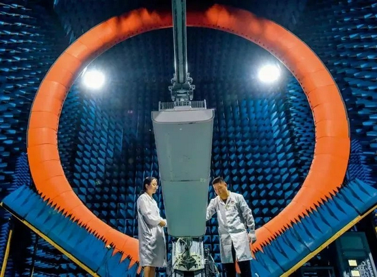  ▲ 2020年7月3日，工程师在华为实验室测试5G 基站设备 刘大伟摄/ 本刊