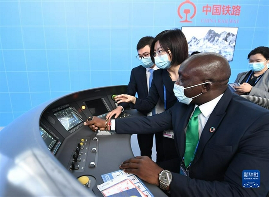  2021年10月14日，在北京国家会议中心，嘉宾体验中国高铁“复兴号”模拟驾驶。第二届联合国全球可持续交通大会于10月14日至16日以线上线下相结合方式在北京举行。新华社记者 李贺 摄