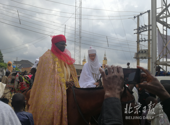 孔涛在当地节日活动中骑马巡视领地。