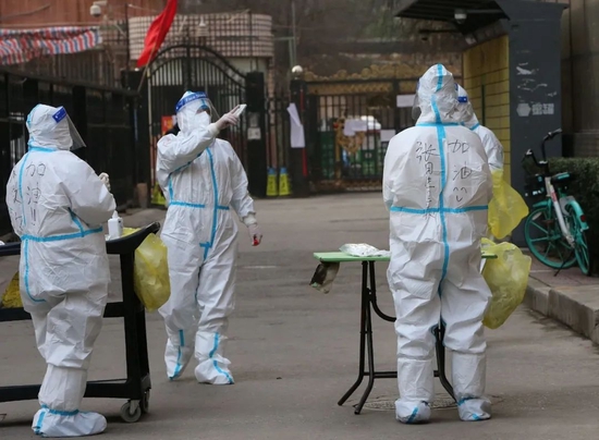 1月9日，西安志愿者组织社区居民有序进行核酸检测。图/视觉中国