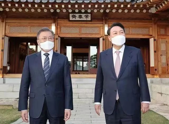 3月28日，文在寅（左）和候任总统尹锡悦在青瓦台会晤