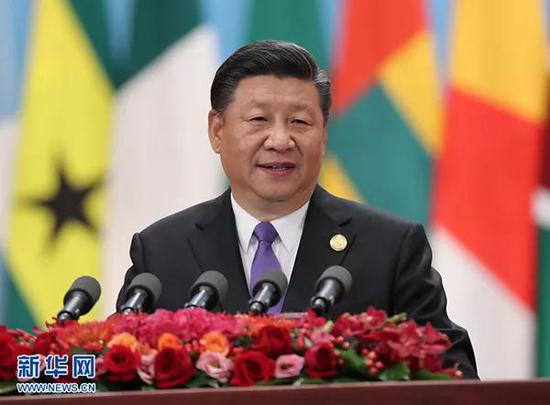 9月3日，中非合作论坛北京峰会在人民大会堂隆重开幕。中国国家主席习近平出席开幕式并发表题为《携手共命运 同心促发展》的主旨讲话。 新华社记者 刘卫兵 摄