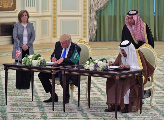 2017年5月20日，在利雅得，沙特国王萨勒曼（前右）与美国总统特朗普（前左）出席协议签署仪式。（新华社/法新）
