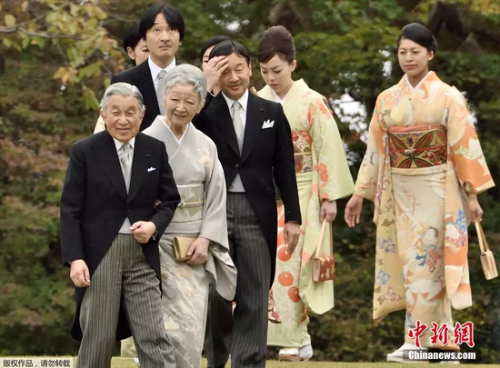 资料图：当地时间2014年11月6日，日本东京，天皇明仁，皇后美智子、皇太子德仁等皇室成员一同出席秋季皇家游园会。