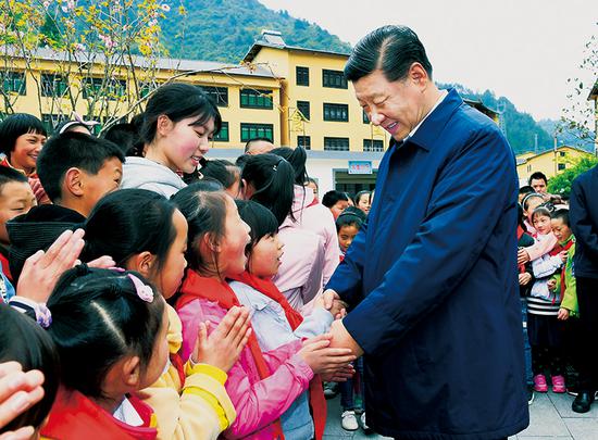 2019年4月15日至17日，中共中央总书记、国家主席、中央军委主席习近平在重庆考察，并主持召开解决“两不愁三保障”突出问题座谈会。这是4月15日下午，习近平在石柱土家族自治县中益乡小学同学生们亲切交谈，询问他们学习和生活情况。 新华社记者 谢环驰/摄 