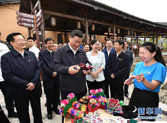 9月16日至18日，中共中央总书记、国家主席、中央军委主席习近平在河南考察。这是16日下午，习近平在信阳市新县田铺乡田铺大塆考察调研。 新华社记者 谢环驰 摄