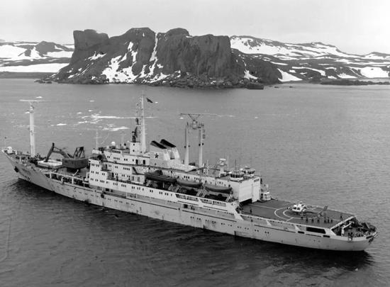 1984年12月26日，中国首次南极考察船队驶抵南极洲乔治岛民防湾。这是“向阳红10号”科学考察船在民防湾抛锚。新华社记者戴纪明摄 