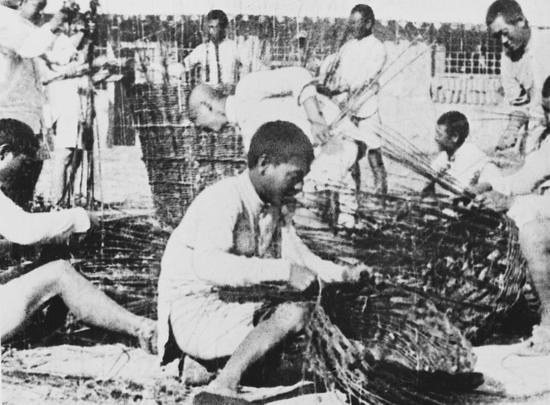  1942年，开发南泥湾的战士们用柳条编筐，克服物资缺乏带来的种种困难。（新华社资料照片）
