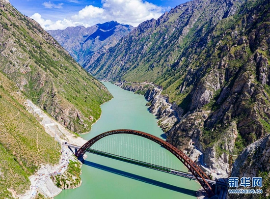 6月25日，全长435公里、设计时速160公里的拉林铁路建成通车，西藏首条电气化铁路建成，同时复兴号实现对31个省区市全覆盖。这是试运行的复兴号列车行驶在藏木特大桥（无人机照片，6月17日摄）。新华社记者 普布扎西 摄