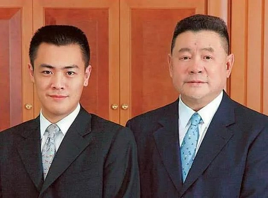 ·刘鸣炜（左）与刘銮雄。