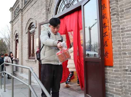 老粮行成网红打卡地 师傅现打麻酱“滴水不漏”