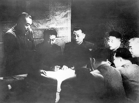 中国人民志愿军司令员彭德怀（左一）在朝鲜前线主持作战会议，部署作战计划。图|新华社资料照片