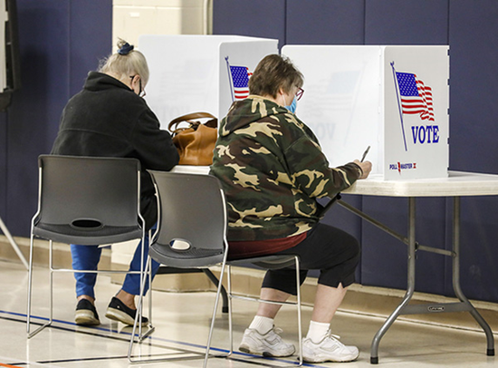  2020年11月3日，在美国威斯康星州基诺沙，选民在一处投票站填写选票。图