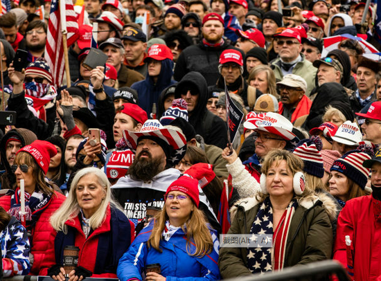 大批抗议者抵达美国首都华盛顿哥伦比亚特区,他们没有佩戴口罩,并号称