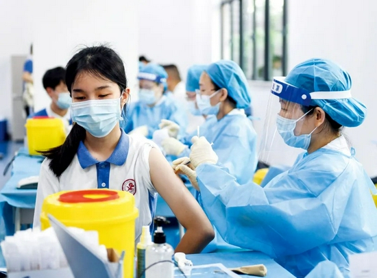 7月29日起，深圳启动12至17岁人群新冠病毒疫苗接种，目标人群分为内地在校学生、内地非在校目标人群、港澳台籍目标人群和外籍人士。图/新华