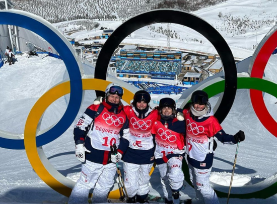 美国运动员晒与队友在冬奥赛场照片：我爱上了这里