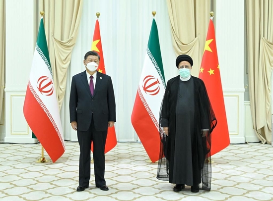 当地时间9月16日上午,国家主席习近平在撒马尔罕国宾馆会见伊朗总统莱希。新华社记者申宏 摄
