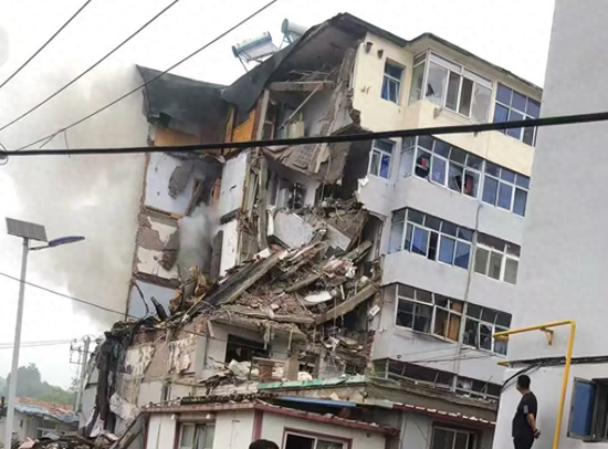葫芦岛一居民楼突发爆炸，多部门到场处置，应急管理局：目前正在搜救