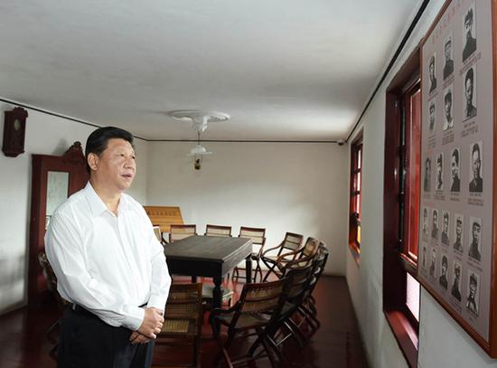 2015年6月16日下午，中共中央总书记、国家主席、中央军委主席习近平在参观遵义会议会议室时，向墙上的遵义会议参加人员照片深情凝视。新华社记者李学仁摄