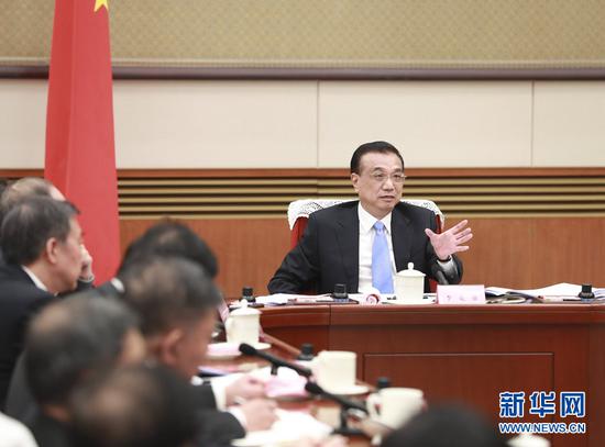1月17日,中共中央政治局常委、国务院总理李克强在北京主持召开座谈会,听取各民主党派中央、全国工商联负责人和无党派人士代表对《政府工作报告(征求意见稿)》的意见建议。 中共中央政治局常委、国务院副总理韩正出席。新华社记者 庞兴雷 摄