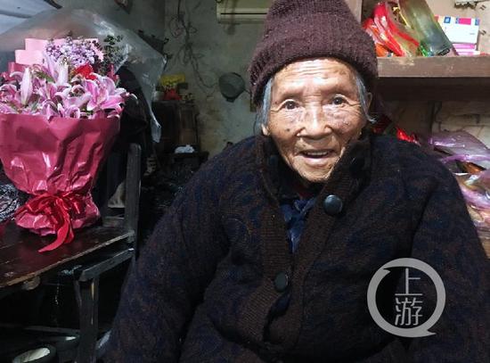 ▲3月5日，浙江乌镇，精神矍铄的98岁的孙杏宝老人。摄影/上游新闻记者 时婷婷