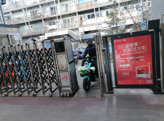 崇文门外solo小区安装了人脸识别系统,加强了进出管理