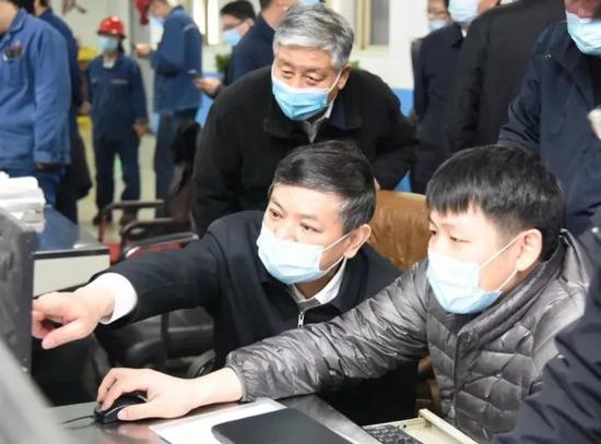 弄虚作假、通风报信?环境部长抓现行(图3) 黄润秋(中)在检查现场