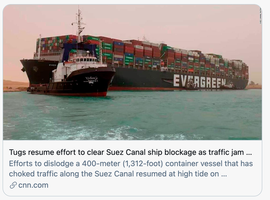  由于交通拥堵，移除阻塞苏伊士运河的巨大船只可能需要“数天至数周”。/CNN报道截图