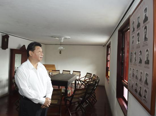 2015年6月16日，习近平在参观遵义会议会议室时，向墙上的遵义会议参加人员照片深情凝视。新华社记者 李学仁 摄