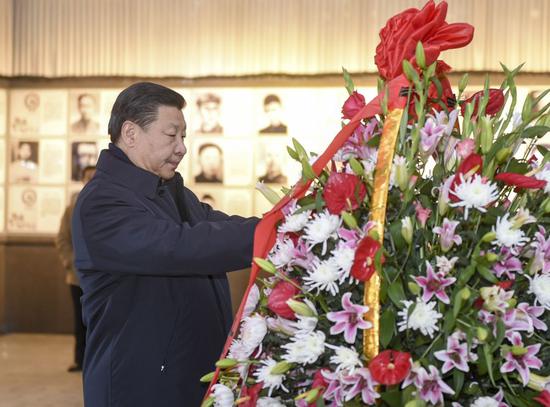  ↑2016年2月2日，习近平在江西井冈山革命烈士陵园向革命烈士敬献花篮。