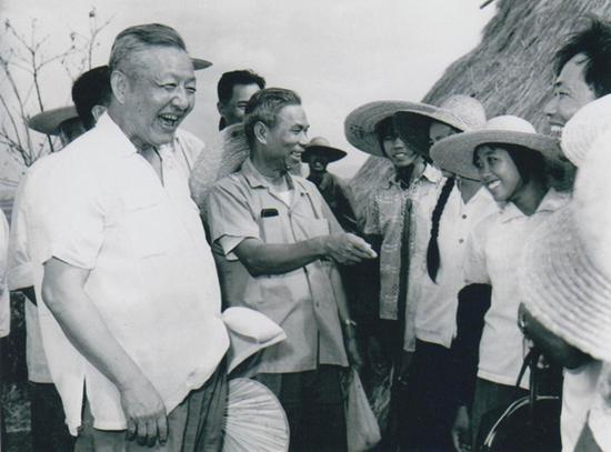  1980年8月底至9月初，习仲勋（左一）在广东湛江农村视察时与青年亲切交谈。