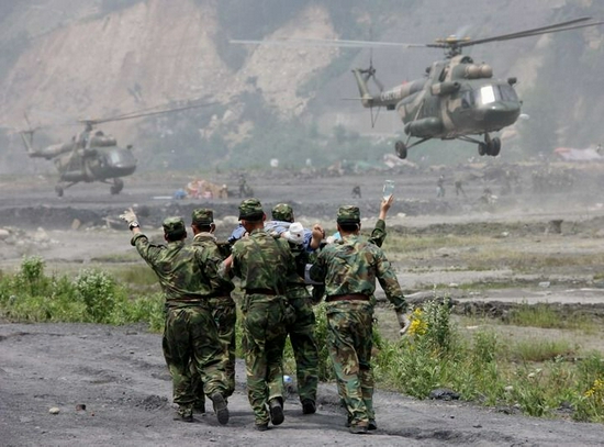 解放军某部派出多批直升机来到地震重灾区汶川县映秀镇，及时抢运伤员（2008年5月16日摄）。新华社记者 查春明 摄