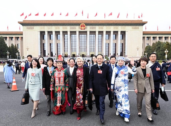 3月13日，第十四届全国人民代表大会第一次会议在北京人民大会堂举行闭幕会。这是闭幕会后，代表走出人民大会堂。新华社记者 陈晔华 摄