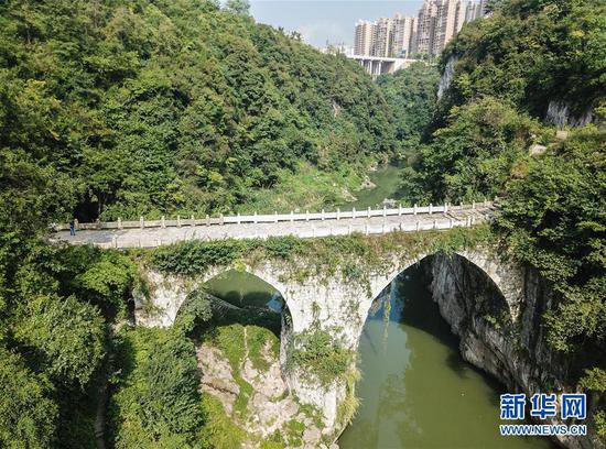 位于贵州省福泉市，修建于明代的葛镜桥被桥梁专家茅以升誉为“西南桥梁之冠”（8月21日无人机拍摄）。新华社记者 陶亮 摄