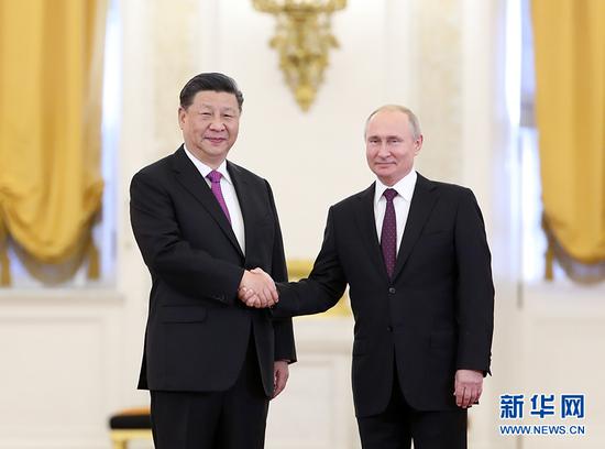 6月5日,国家主席习近平在莫斯科克里姆林宫同俄罗斯总统普京会谈。这是会谈前,两国元首紧紧握手,合影留念。 新华社记者 丁海涛 摄