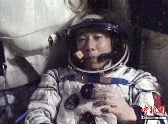 资料图：杨利伟正在太空用餐。中新社发