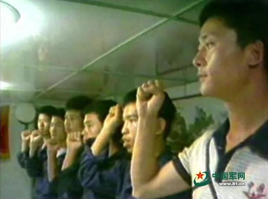 当年海战前,杨志亮与战友们一起宣誓。(录像画面截图 来源:中国军网)