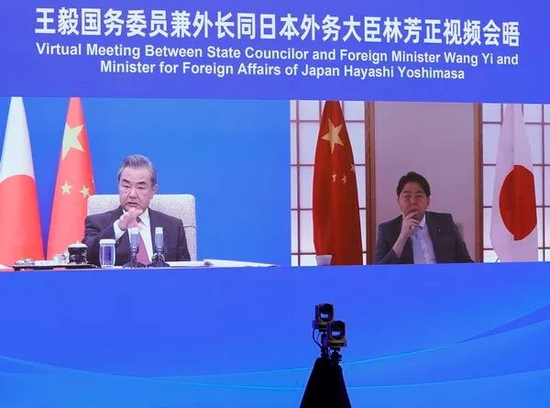 5月18日，王毅同日本外相林芳正举行视频会晤  图：外交部网站