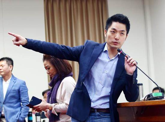 1544148970816908.jpg 为了阻误“劳基法”初审,蒋万安说话长达2幼时 (图源:中时电子报)