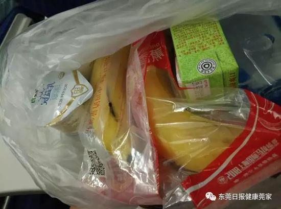 空姐送来的食品