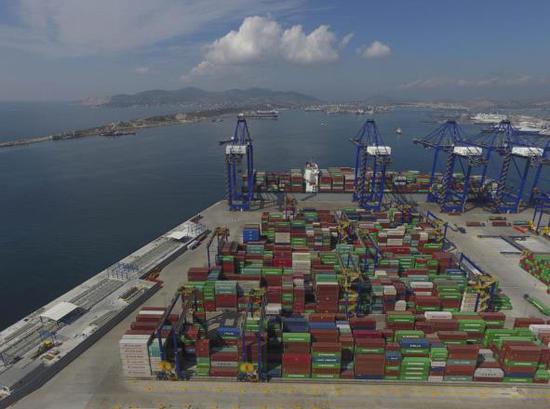 这是2017年4月4日拍摄的中远海运集团希腊比雷埃夫斯港集装箱码头。