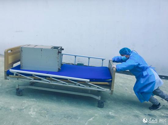 2月9日，武汉市金银潭医院为了能收治更多患者，全院上下从院长到后勤，整个下午都在腾床位、消杀 。金银潭医院护士王海燕 摄