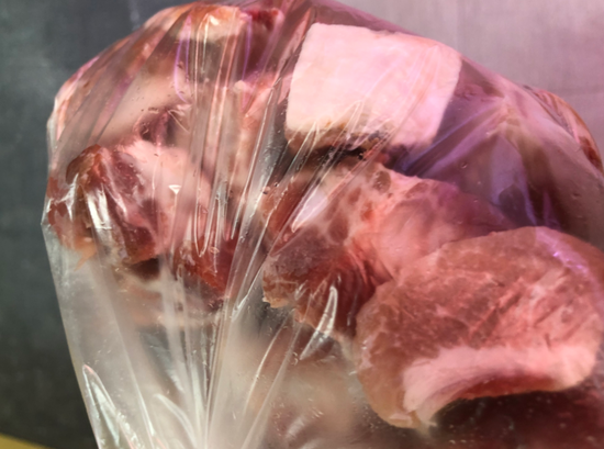  自然光下排骨“褪色”了