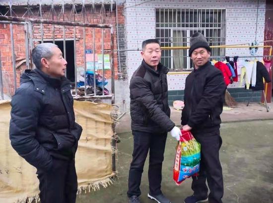 图为陈迪雄生前工作照，中间为陈迪雄