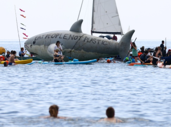   On June 12, people took kayaks at sea and gathered near the 