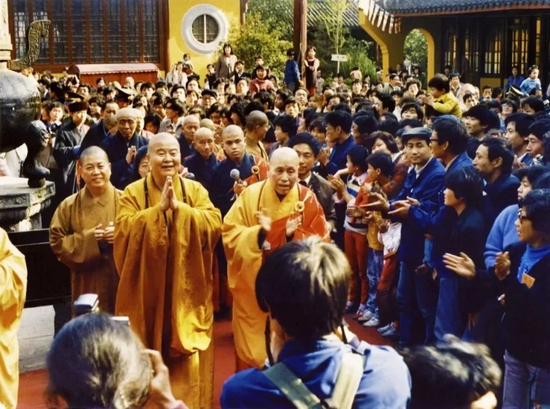 1989年3月，星云众人（左）在明旸法师奉陪下拜谒龙华寺照相：王兴民